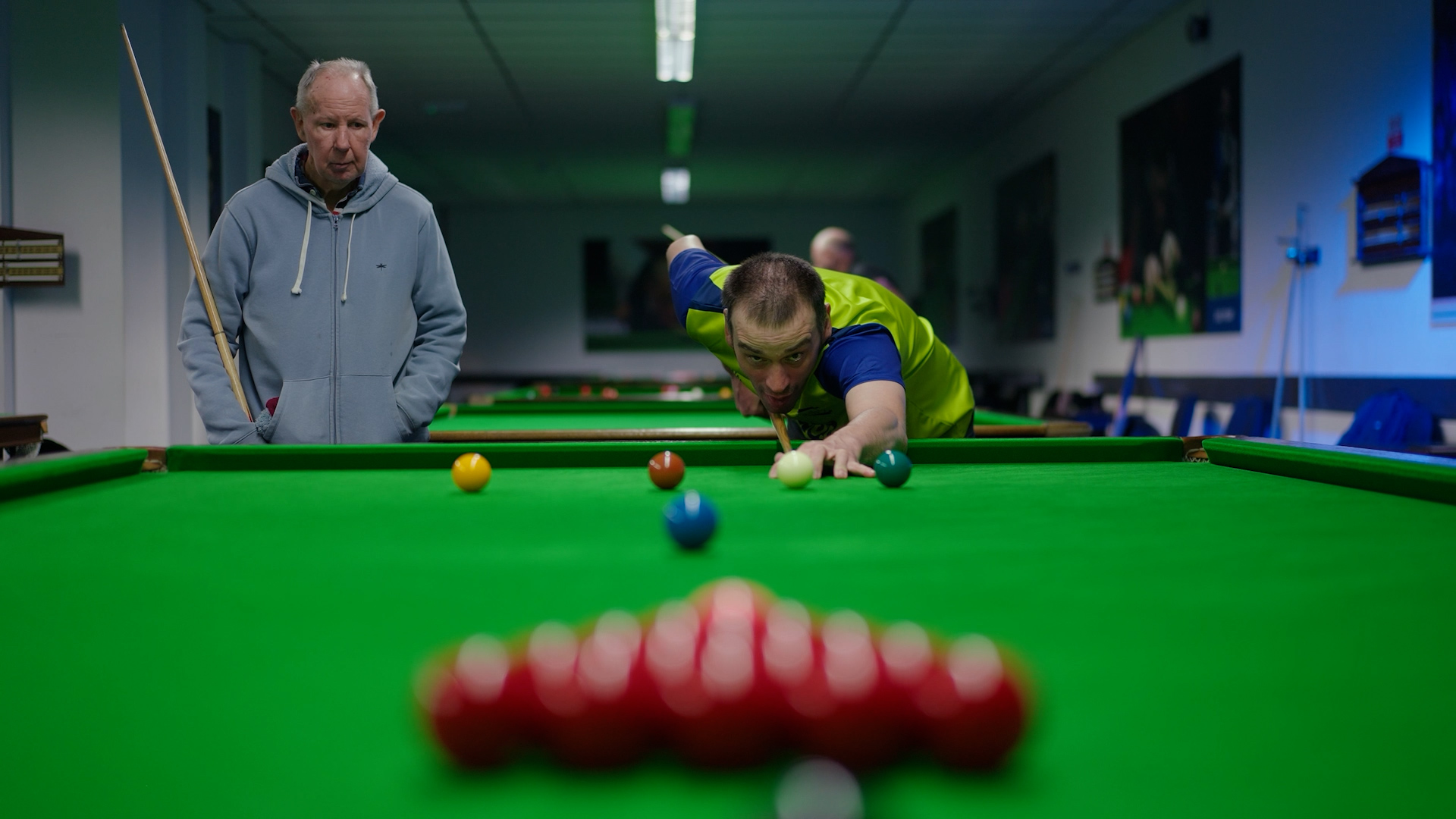 Adaptive snooker player, getting ready to break.