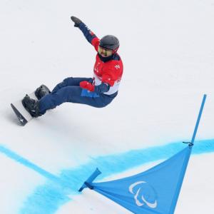 Athlete snowboarding around a bend 