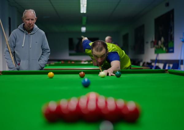 Adaptive snooker player, getting ready to break.